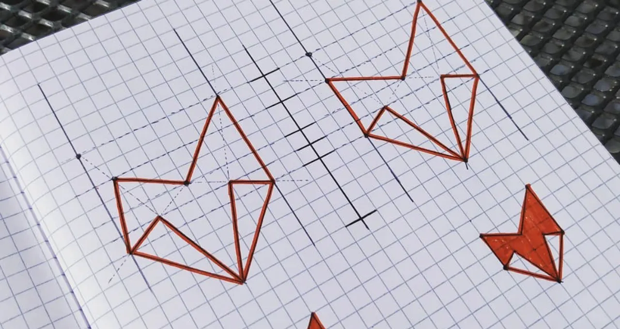 Studio geometrico su carta quadrettata del logo Ciaomanager, una volpe stilizzata